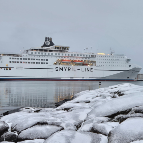 Îles Féroé, arrivée à Tórshavn.
le Norröna aux amarres. Îles Féroé, arrivée à Tórshavn.