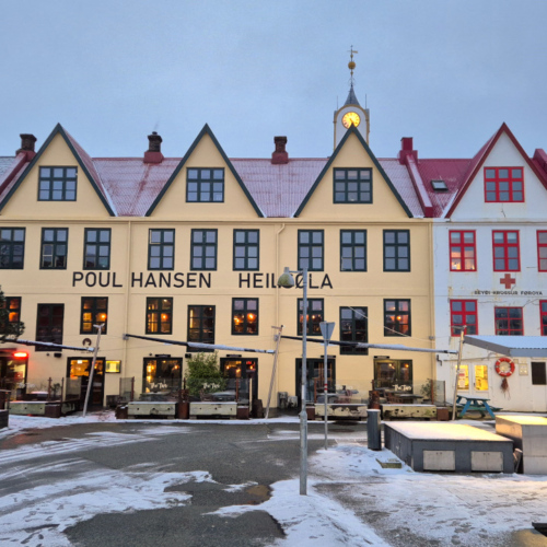 Îles Féroé, arrivée à Tórshavn.
Resto sur le port. Îles Féroé, arrivée à Tórshavn.