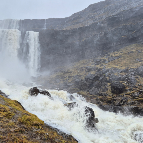 Îles Féroé un jour de tempête.
La cascade Fossá. Îles Féroé un jour de tempête cascade fossá
