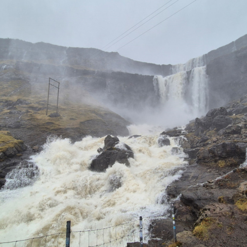 Îles Féroé un jour de tempête.
La cascade Fossá. Îles Féroé un jour de tempête cascade fossá