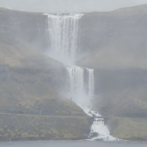 Îles Féroé un jour de tempête.
La cascade Fossá. Îles Féroé un jour de tempête cascade fossá