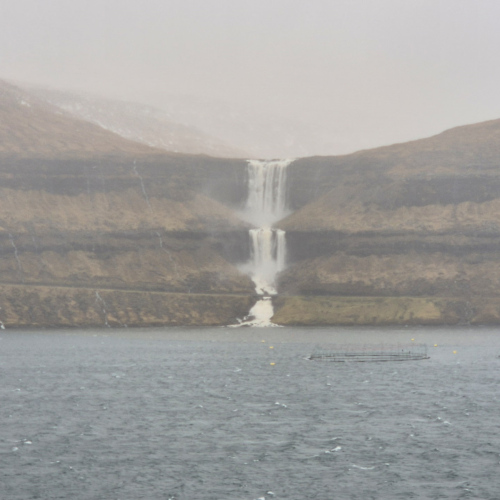 Îles Féroé un jour de tempête.
La cascade Fossá. Îles Féroé un jour de tempête cascade fossá