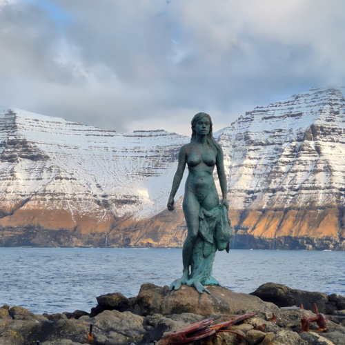 Îles Féroé Kalsoy Mikladalur.
La Kópakonan, la femme phoque. Îles Féroé Kalsoy Mikladalur
