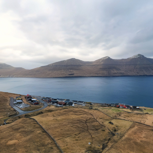 Îles Féroé île de Kunoy village Kunoy.
L'île de Kalsoy en face. Îles Féroé île de Kunoy village Kunoy.