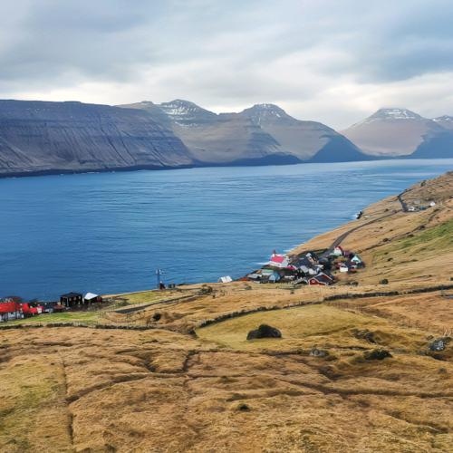 Îles Féroé île de Kunoy village Kunoy.
L'île de Kalsoy en face. Îles Féroé île de Kunoy village Kunoy.