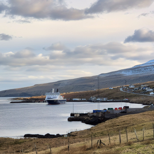 Îles Féroé Retour de Suðuroy en ferry
Ferry en vue, il vient d'accoster. Îles Féroé Retour de Suðuroy en ferry