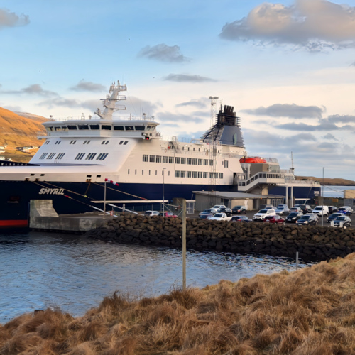 Îles Féroé Retour de Suðuroy en ferry
Nous arrivons à l'embarcadère du ferry. Îles Féroé Retour de Suðuroy en ferry
