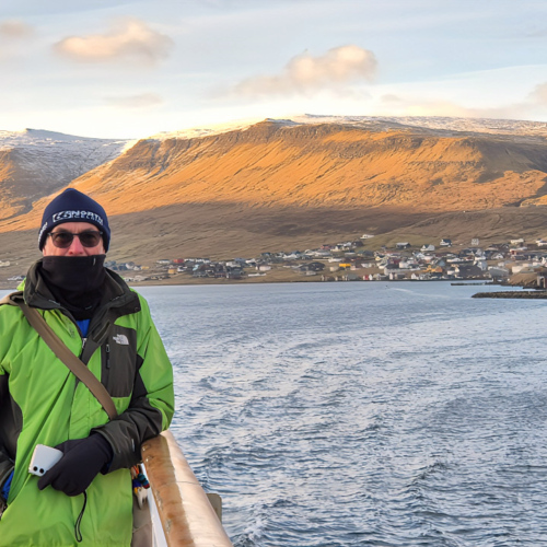 Îles Féroé Retour de Suðuroy en ferry
Nous quittons Trongisvãgur. Îles Féroé Retour de Suðuroy en ferry