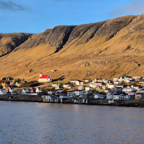 Îles Féroé Retour de Suðuroy en ferry
Nous quittons Trongisvãgur. Îles Féroé Retour de Suðuroy en ferry