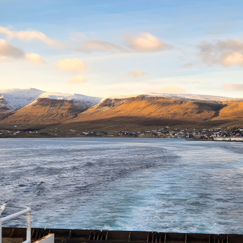 Îles Féroé Retour de Suðuroy en ferry
Nous quittons Trongisvãgur. Îles Féroé Retour de Suðuroy en ferry