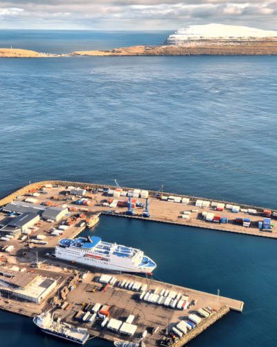 Îles Féroé vol hélico de Tórshavn à Suðuroy
le Norröna à quai. Îles Féroé vol hélico de Tórshavn à Suðuroy