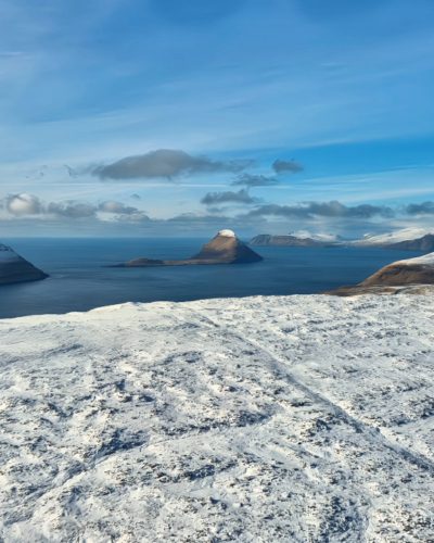 Îles Féroé vol hélico de Tórshavn à Suðuroy
Les îles de Koltur et Hestur. Îles Féroé vol hélico de Tórshavn à Suðuroy