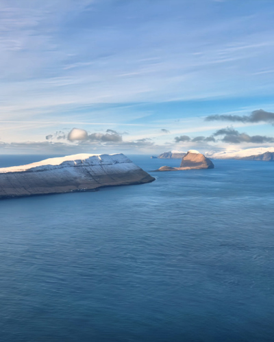 Îles Féroé vol hélico de Tórshavn à Suðuroy
Les îles de Koltur et Hestur. Îles Féroé vol hélico de Tórshavn à Suðuroy