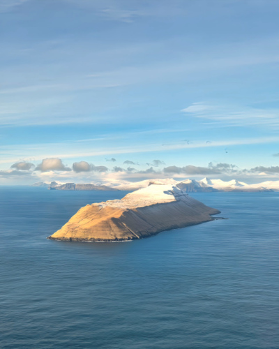 Îles Féroé vol hélico de Tórshavn à Suðuroy
L'île de Hestur. Îles Féroé vol hélico de Tórshavn à Suðuroy