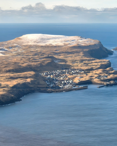 Îles Féroé vol hélico de Tórshavn à Suðuroy
Le village de Skopun sur l'île de Sandoy. Îles Féroé vol hélico de Tórshavn à Suðuroy
