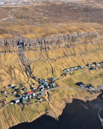 Îles Féroé vol hélico de Tórshavn à Suðuroy
Au niveau de Sandur sur Sandoy. Îles Féroé vol hélico de Tórshavn à Suðuroy