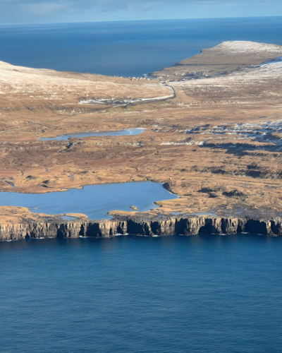 Îles Féroé vol hélico de Tórshavn à Suðuroy
Le lac Stóravatn sur Sandoy. Îles Féroé vol hélico de Tórshavn à Suðuroy
