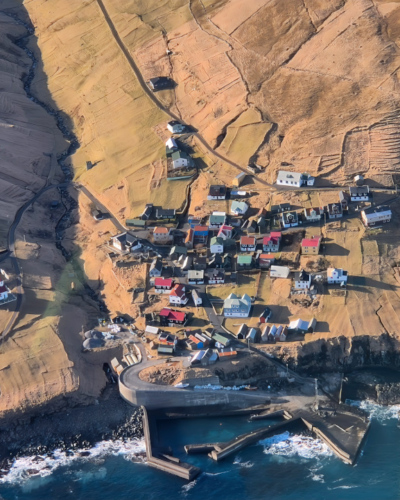 Îles Féroé vol hélico de Tórshavn à Suðuroy
Le village Sukoy sur l'île éponyme. Îles Féroé vol hélico de Tórshavn à Suðuroy