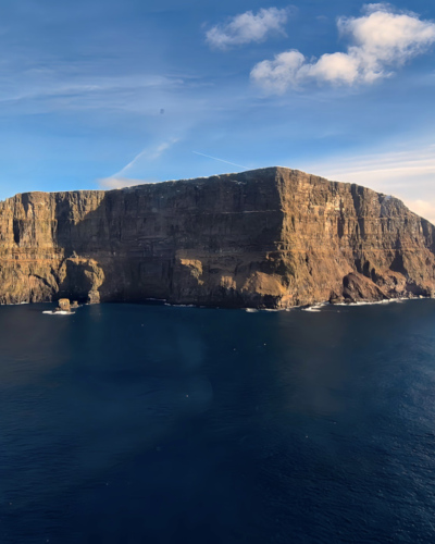 Îles Féroé vol hélico de Tórshavn à Suðuroy
Les falaises de Stóra Dimun. Îles Féroé vol hélico de Tórshavn à Suðuroy