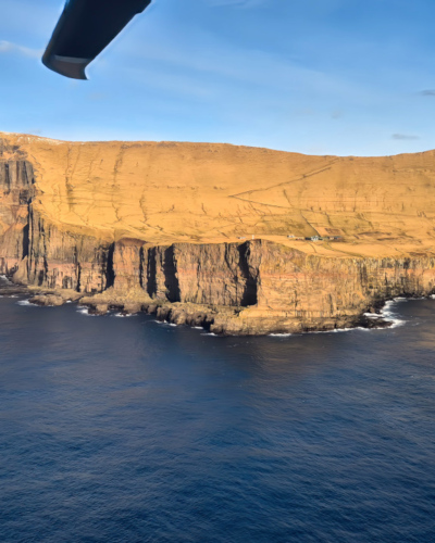 Îles Féroé vol hélico de Tórshavn à Suðuroy
Les falaises de Stóra Dimun. Îles Féroé vol hélico de Tórshavn à Suðuroy