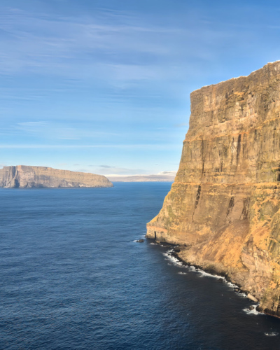 Îles Féroé vol hélico de Tórshavn à Suðuroy
Départ de Stóra Dimun et Litla Dimun au loin. Îles Féroé vol hélico de Tórshavn à Suðuroy