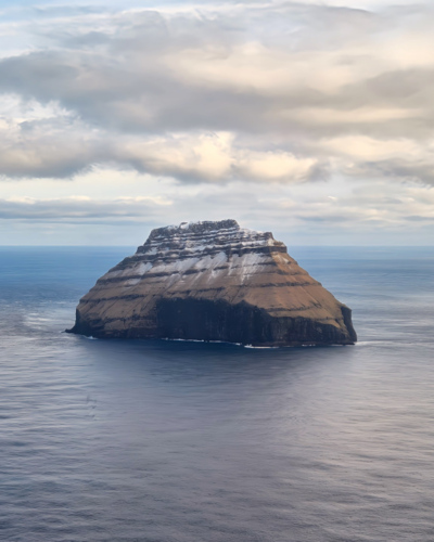 Îles Féroé vol hélico de Tórshavn à Suðuroy
L'île de Litla Dimun. Îles Féroé vol hélico de Tórshavn à Suðuroy
