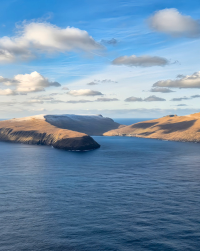 Îles Féroé vol hélico de Tórshavn à Suðuroy
L'île de Suðuroy et le village de Sanvik. Îles Féroé vol hélico de Tórshavn à Suðuroy