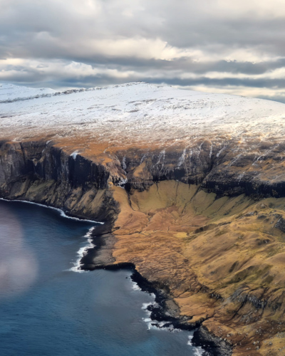 Îles Féroé vol hélico de Tórshavn à Suðuroy
L'hélico passe au-dessus de l'Île de Suðuroy. Îles Féroé vol hélico de Tórshavn à Suðuroy