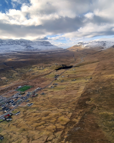 Îles Féroé vol hélico de Tórshavn à Suðuroy
Sur Suðuroy, vallée de Trongisvágur. Îles Féroé vol hélico de Tórshavn à Suðuroy