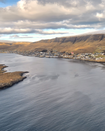 Îles Féroé vol hélico de Tórshavn à Suðuroy
Le fjord de Trongisvágur. Îles Féroé vol hélico de Tórshavn à Suðuroy