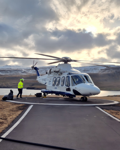 Îles Féroé vol hélico de Tórshavn à Suðuroy
Atterrissage à Froðba. Îles Féroé vol hélico de Tórshavn à Suðuroy