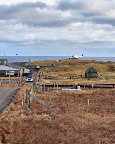 Îles Féroé vol hélico de Tórshavn à Suðuroy
Nous partons de l'héliport pour l'embarcadère du Ferry de l'autre coté du fjord. Îles Féroé vol hélico de Tórshavn à Suðuroy