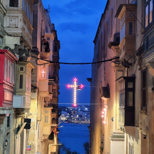 Malte La Valette.
Les croix de Malte illuminent les ruelles. Malte La Valette