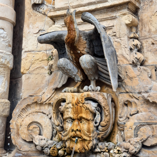 Malte, La Valette, La fontaine de l'aigle place saint jean. Malte La Valette La fontaine de l'aigle place saint jean