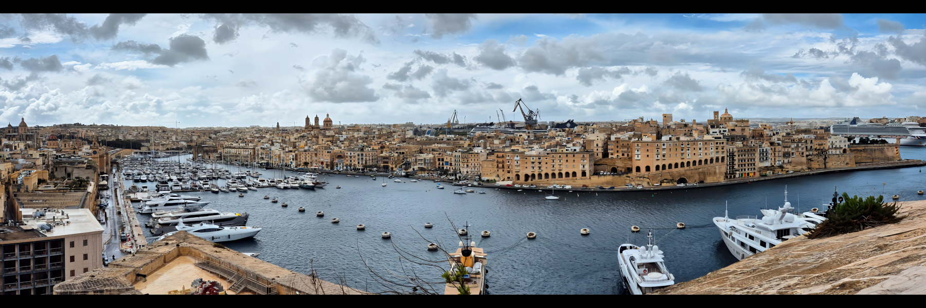 Malte, les Trois Cités, La vue du fort St Angelo.
En face, Isla. Malte les Trois Cités Le fort St Angelo