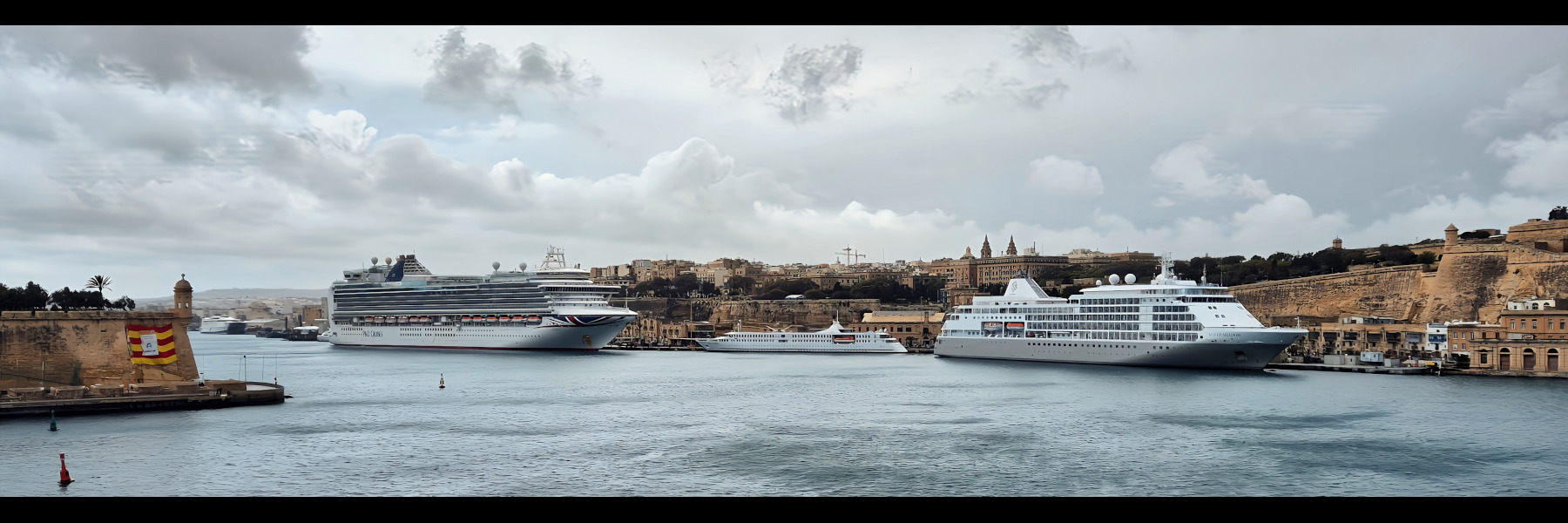 Malte, les Trois Cités, La vue du fort St Angelo.
Les bateaux de croisière. Malte les Trois Cités Le fort St Angelo