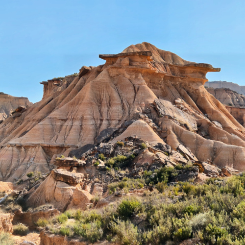 Bardenas Reales. Les couches de grès protégeant celles d'argile au-dessous. Bardenas Reales