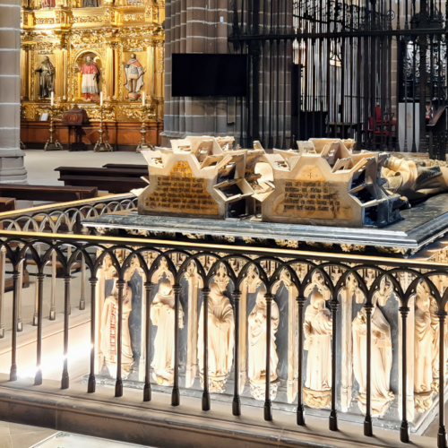 Pampelune la Cathédrale Santa María la Real Le Mausolée royal Pampelune la Cathédrale Santa María la Real Le Mausolée royal