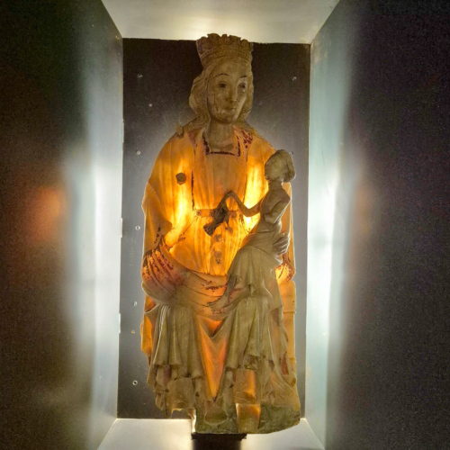 Pampelune la Cathédrale Santa María la Real. Le Musée. Vierge assise à l'Enfant en albâtre. Pampelune la Cathédrale Santa María la Real Le Musée Vierge Albatre