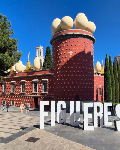 Figueres, la ville catalane du Théâtre Musée Dalí. Figueres