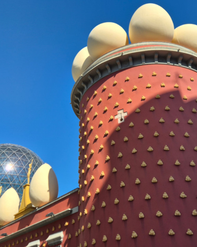 Figueres, la ville catalane du Théâtre Musée Dalí. Figueres