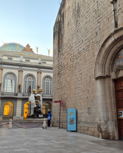 Figueres, la ville catalane du Théâtre Musée Dalí. Figueres
