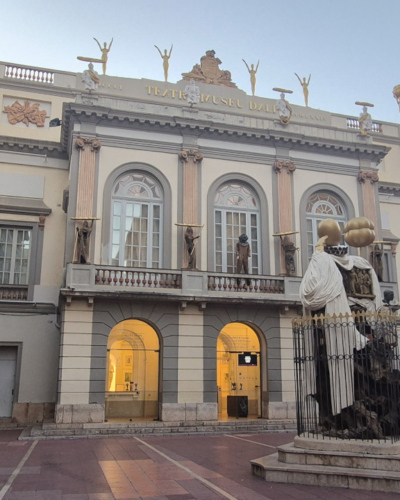 Figueres, la ville catalane du Théâtre Musée Dalí. Figueres