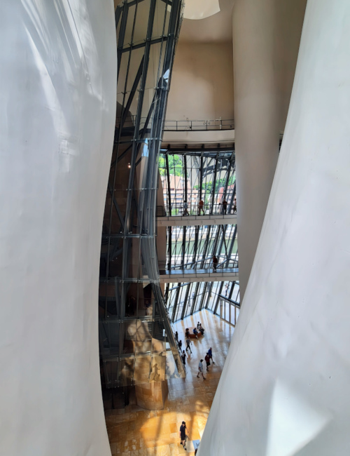 Le Musée Guggenheim, formes curvilignes et sinueuses. Bilbao Musée Guggenheim