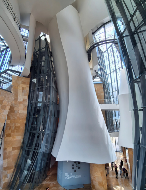 Le Musée Guggenheim, formes curvilignes et sinueuses. Bilbao Musée Guggenheim