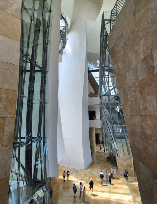 Le Musée Guggenheim, formes curvilignes et sinueuses. Bilbao Musée Guggenheim