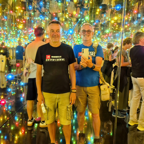 Yayoi KUSAMA, Salle des miroirs de l'infini - Des vœux de bonheur pour les êtres humains au-delà de l'univers. Musée Guggenheim les expositions