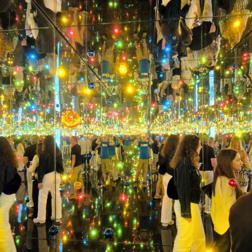 Yayoi KUSAMA, Salle des miroirs de l'infini - Des vœux de bonheur pour les êtres humains au-delà de l'univers. Musée Guggenheim les expositions