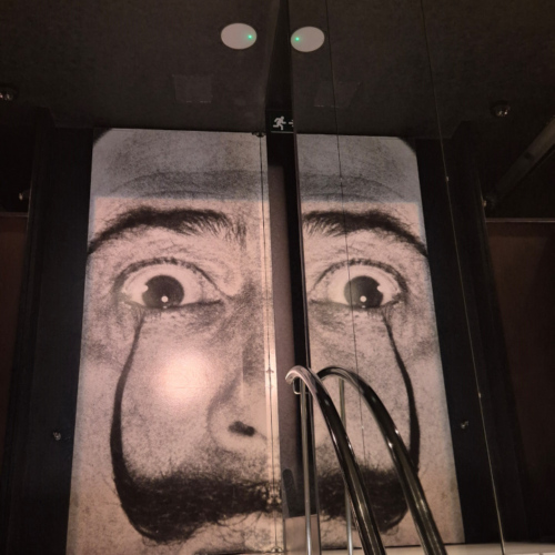 Portrait de Dalí en haut de l'escalier d'accès à la collection. Théâtre Musée Dalí, Exposition de Bijoux.