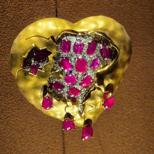 Cœur en forme de grenade. Théâtre Musée Dalí, Exposition de Bijoux.